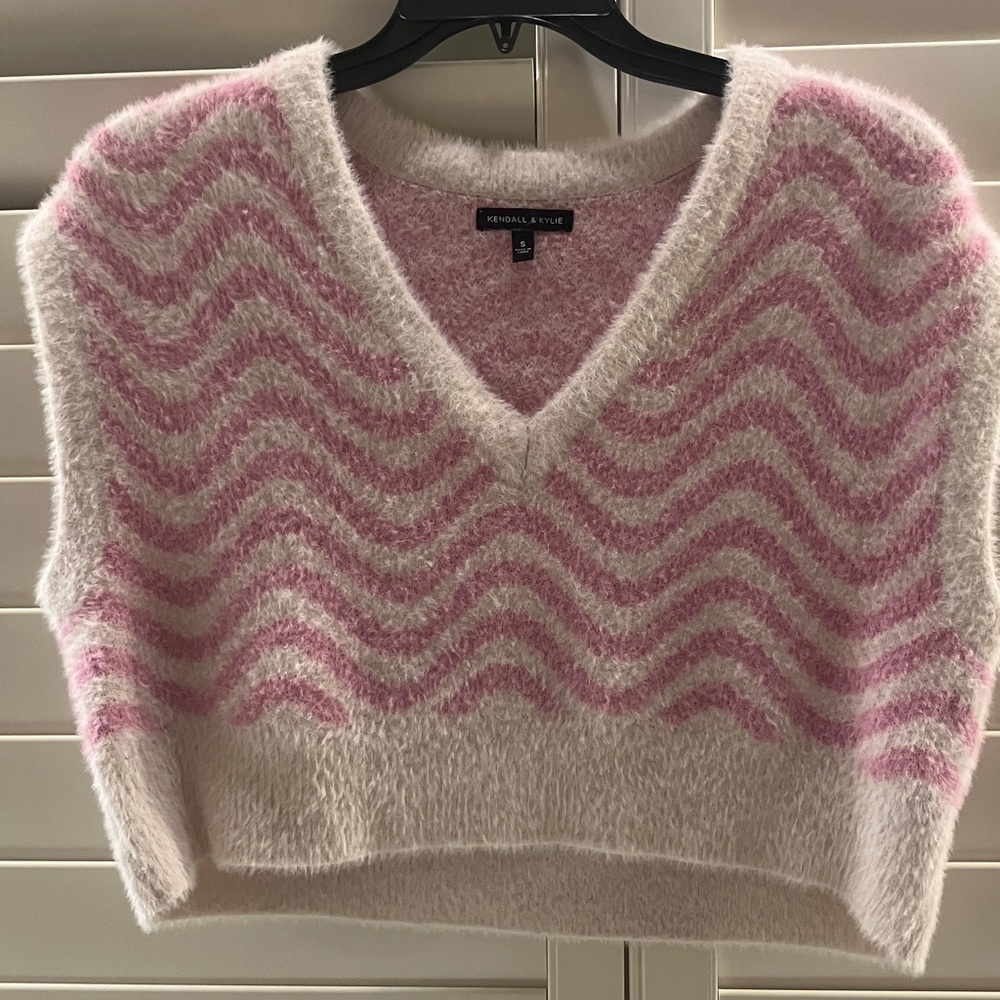 Kendall & Kylie V-Neck Crop Sweater in Pink and White